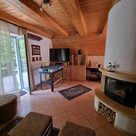 Charming Mountain Hut Kazic 木屋